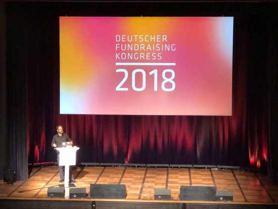 Daniel Domscheit-Berg eröffnet den Deutschen Fundraising Kongress 2018.